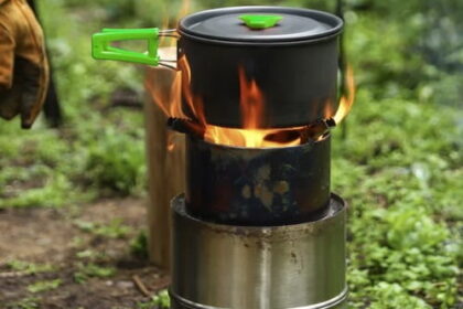 Rozpalanie ognia bez drewna – pod którymi kamieniami?